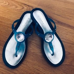 BCBG rubber flip flops